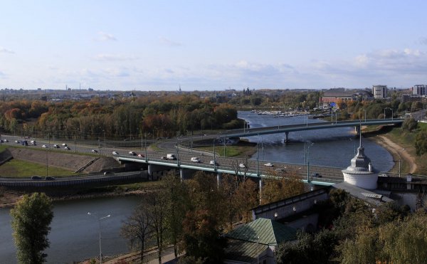 В Ярославле водитель спас человека, готовившегося прыгнуть с моста в воду - «Новороссия»