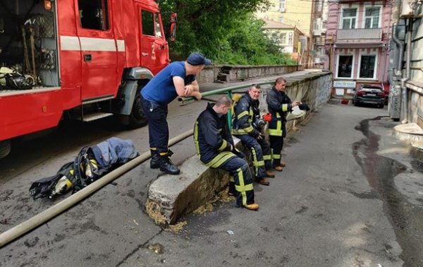 В Киеве мужчина мешал пожарным спасти себя и выбросился из окна. 18+ - «Украина»