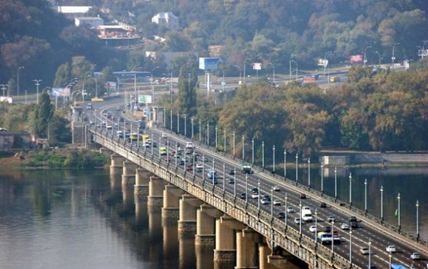 В Киеве на мосту Патона на видео сняли "водопад" - «Украина»