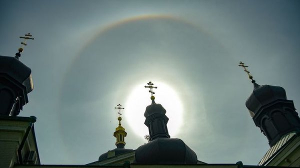 В небе над Киево-Печерской лаврой во время службы появился «солнечный нимб» - «Новороссия»
