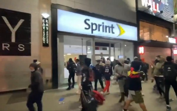 В Нью-Йорке толпы протестующих грабят магазины - (видео)