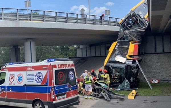В Варшаве автобус упал с моста, есть жертвы - «В мире»