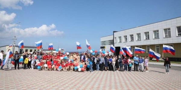 Жители Курильского района устроили шествие вдоль набережной в День России - «Политика»
