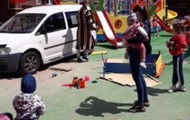 Мужчина в халате оставил авто на детской площадке - «Фото»