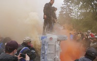 Протестующие у Рады перевернули "бобик полиции" - «Фото»