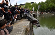 В Британии протестующие свергли памятник - «Фото»