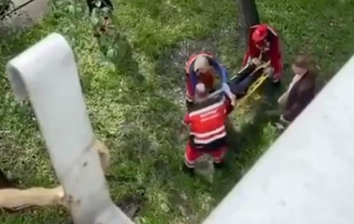 В Киеве из окна выпала девушка - (видео)