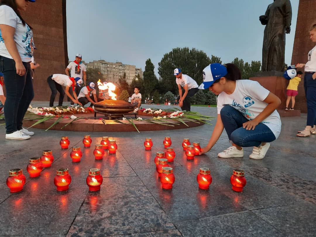 Акция памяти вк. Акция свеча памяти. Акция свеча памяти в Новосибирске. Международная акция свеча памяти. Мероприятие свеча памяти.
