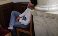 Депутат заснул в Раде при обсуждении азартных игр - «Фото»