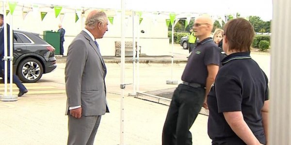 Британец упал в обморок при виде принца Чарльза - «Политика»