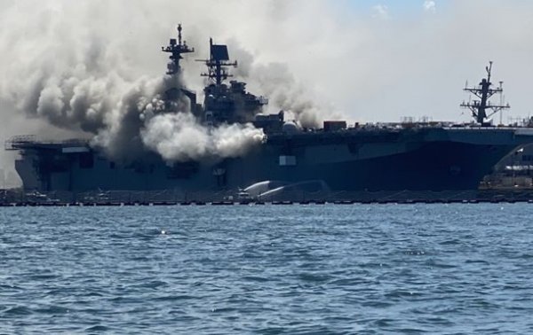 На американском десантном корабле ВМС США произошел взрыв - «В мире»
