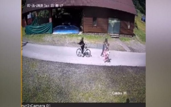 На Закарпатье мужчина избил сбившую его 12-летнюю велосипедистку - (видео)