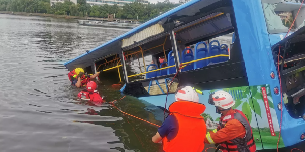 Опубликовано видео падения автобуса со школьниками в водохранилище - «Политика»