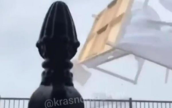 Опубликовано видео смерча, снесшего пляж в Сочи - «В мире»