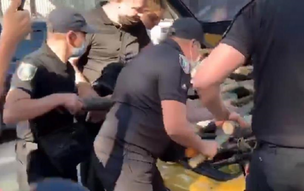 Полиция отобрала у протестующих под Радой дрова - «Украина»