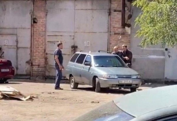 Полтавский террорист обменял полицейского на начальника уголовного розыска и выехал из города - «Новороссия»