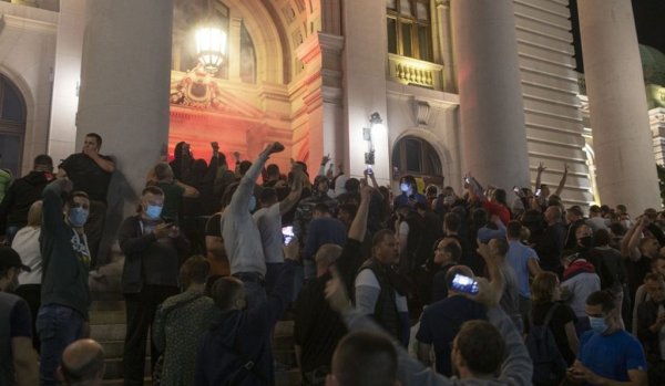 Протестующие штурмовали парламент Сербии - «Военное обозрение»
