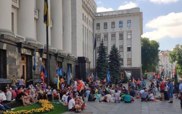 Шахтеры уже неделю митингуют под Офисом президента - «Украина»