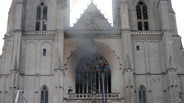 Сильный пожар произошел в одном из крупнейших соборов Франции в Нанте - «Военное обозрение»