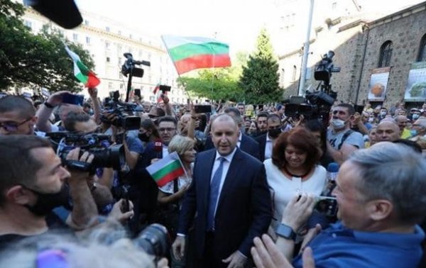 В Болгарии президент возглавил антиправительственный протест - «В мире»
