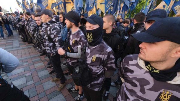 В центре Киева проходит акция радикалов в поддержку подозреваемых в убийстве Шеремета - «Новороссия»
