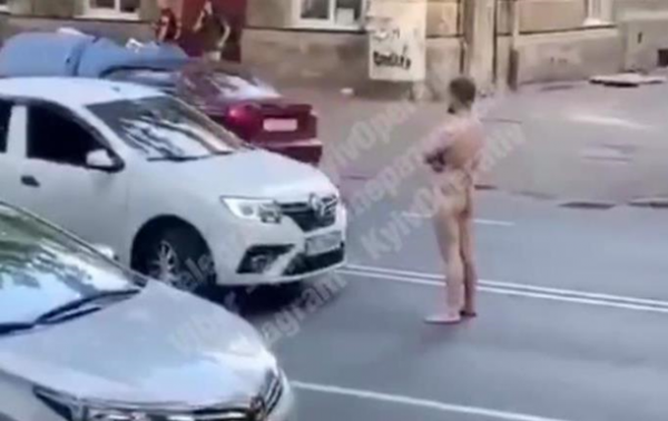 В Киеве голый мужчина на дороге получил удар от водителя - (видео)
