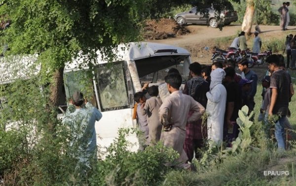В Пакистане поезд врезался в автобус с паломниками: 29 погибших - «В мире»