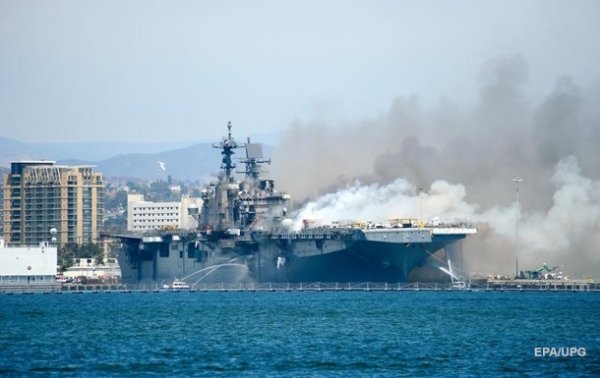 В США почти сутки горит военный корабль - «В мире»