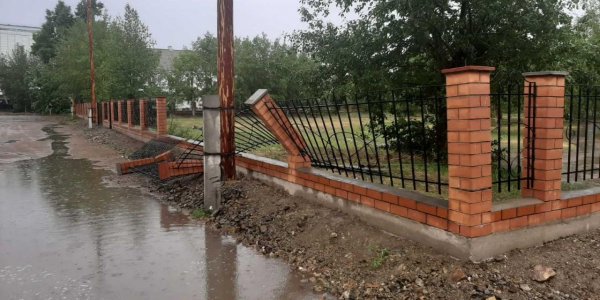 В Забайкалье строитель пригрозил журналистке расправой за критику упавшего забора - «Политика»
