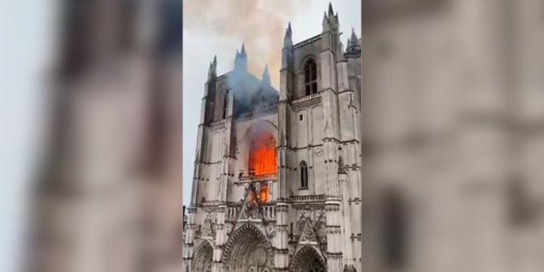 Во Франции горит собор Святых Петра и Павла - «Политика»