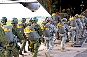 Зачем Трамп отводит войска подальше от границ России - «Аналитика»