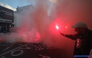 Активисты в Киеве подожгли дымовые шашки возле здания МВД - «Фото»