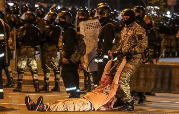 Белорусские силовики начали стрелять по митингующим резиновыми пулями - «Новороссия»