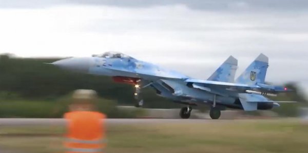 Истребитель ВВС Украины снес дорожный знак и скрылся - «Политика»