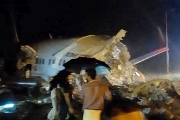 На юге Индии самолёт при посадке выкатился за взлётку и развалился - «Новороссия»