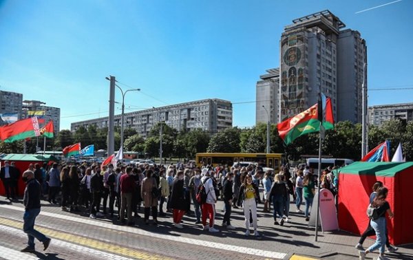 На митинг в поддержку Лукашенко везут со всей страны бюджетников - СМИ - «В мире»