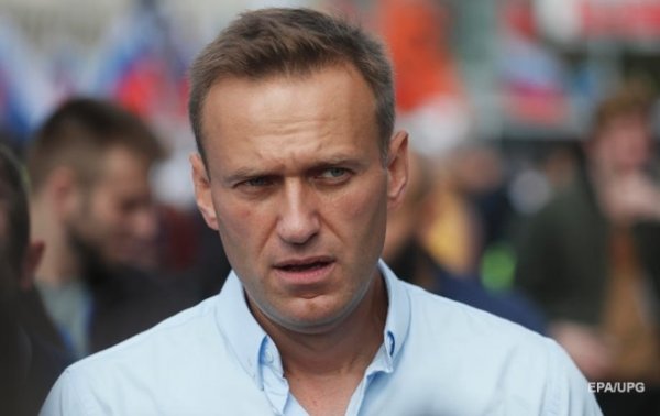 Навального вывезли из больницы Омска в аэропорт - «В мире»