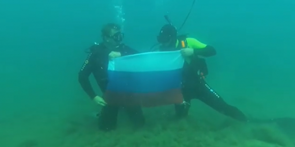 Российский триколор развернули на дне Черного моря - «Политика»