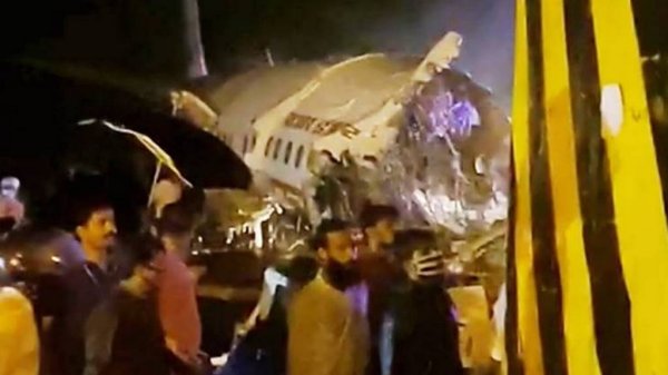 Самолёт развалился на части при посадке в Индии - «Военное обозрение»