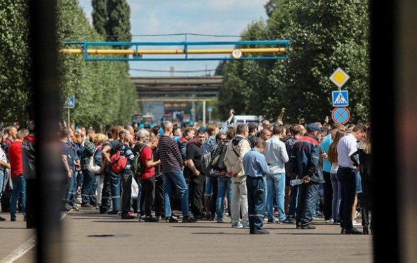 Тысячи работников завода устроили шествие в Минске - (видео)