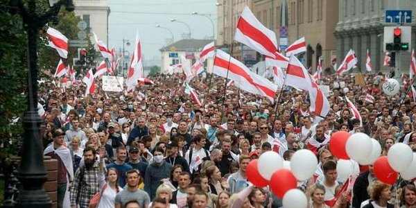 В Белоруссии будут судить женщину за бело-красно-белое платье - «Политика»