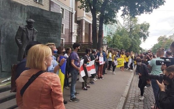 В Киеве у посольства Беларуси активисты перекрыли дорогу - «Украина»