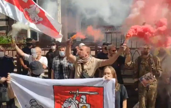 В Киеве у посольства Беларуси зажгли бело-красные файеры - «Украина»