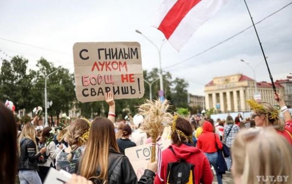В Минске тысячи женщин вышли на марш солидарности - «В мире»