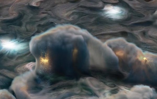В NASA показали неожиданные "искры" на Юпитере - «Наука»