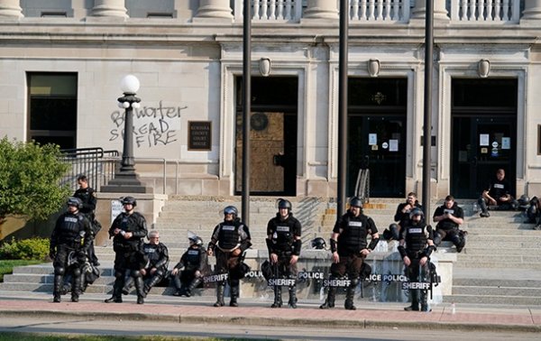 В США новые погромы из-за стрельбы полицейских в темнокожего - «В мире»