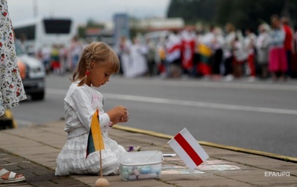 Жители Литвы стали в "цепь солидарности" с оппозицией Беларуси - «В мире»