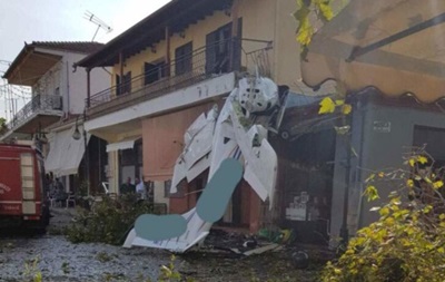 В Греции легкомоторный самолет рухнул на жилой дом - «В мире»