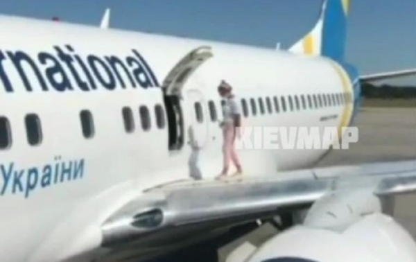 В Борисполе пассажирка гуляла по крылу самолета - «Украина»
