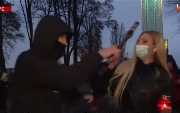 На журналистку в Киеве напали в прямом эфире - «Украина»